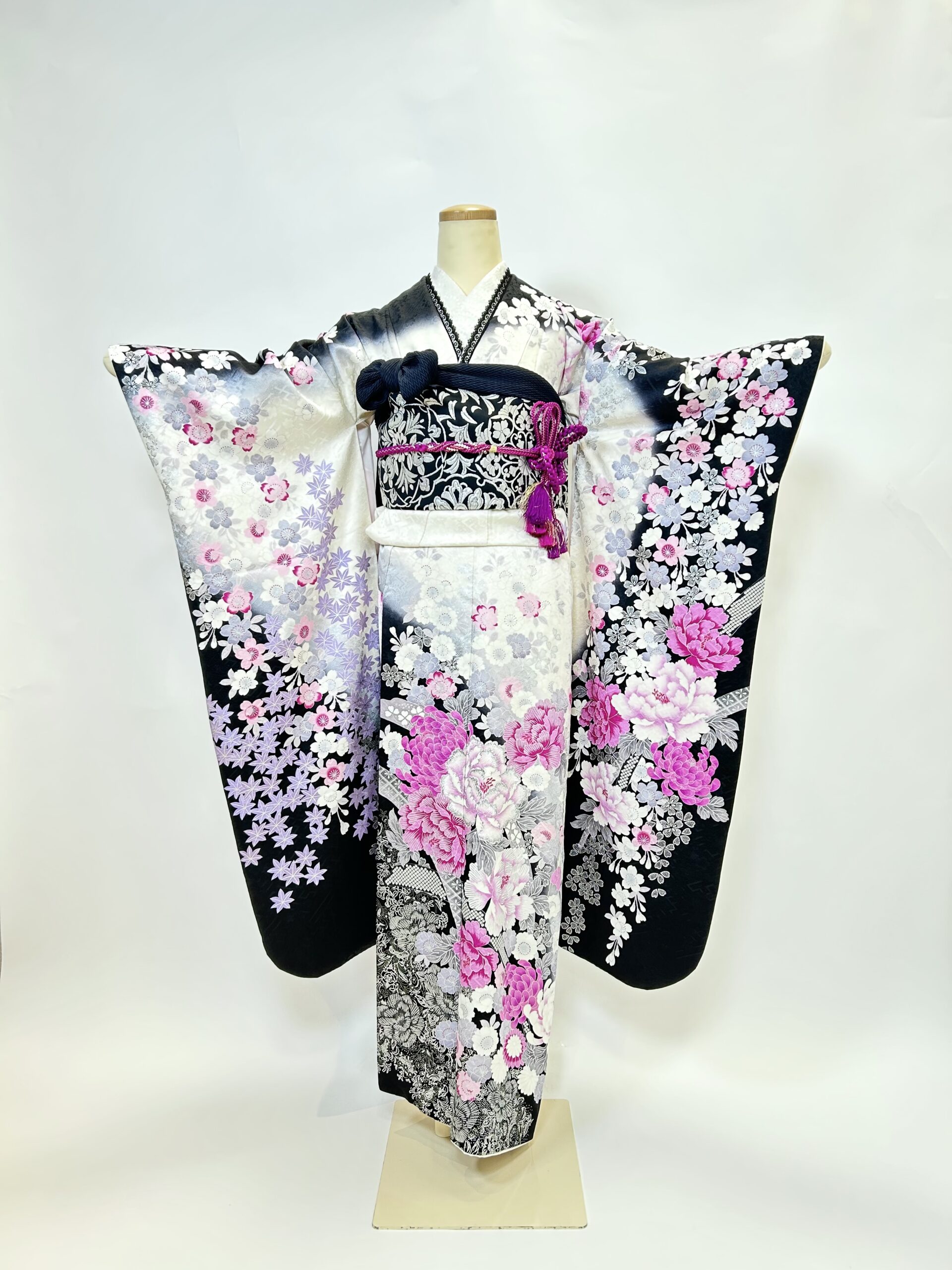白黒モノトーンにピンクの牡丹と菊が印象的 | 京都・大阪で振袖・前