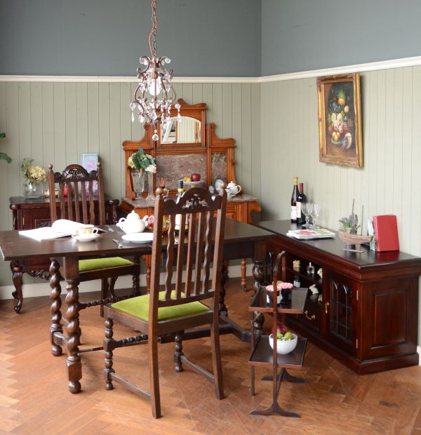 イギリスから届いたアンティークの椅子、ボビンターニングレッグの