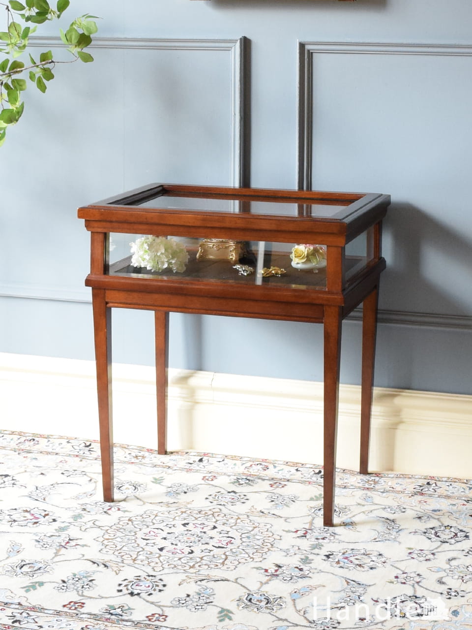 フランスから届いためずらしい高級家具、気品が漂うジュエリーケース