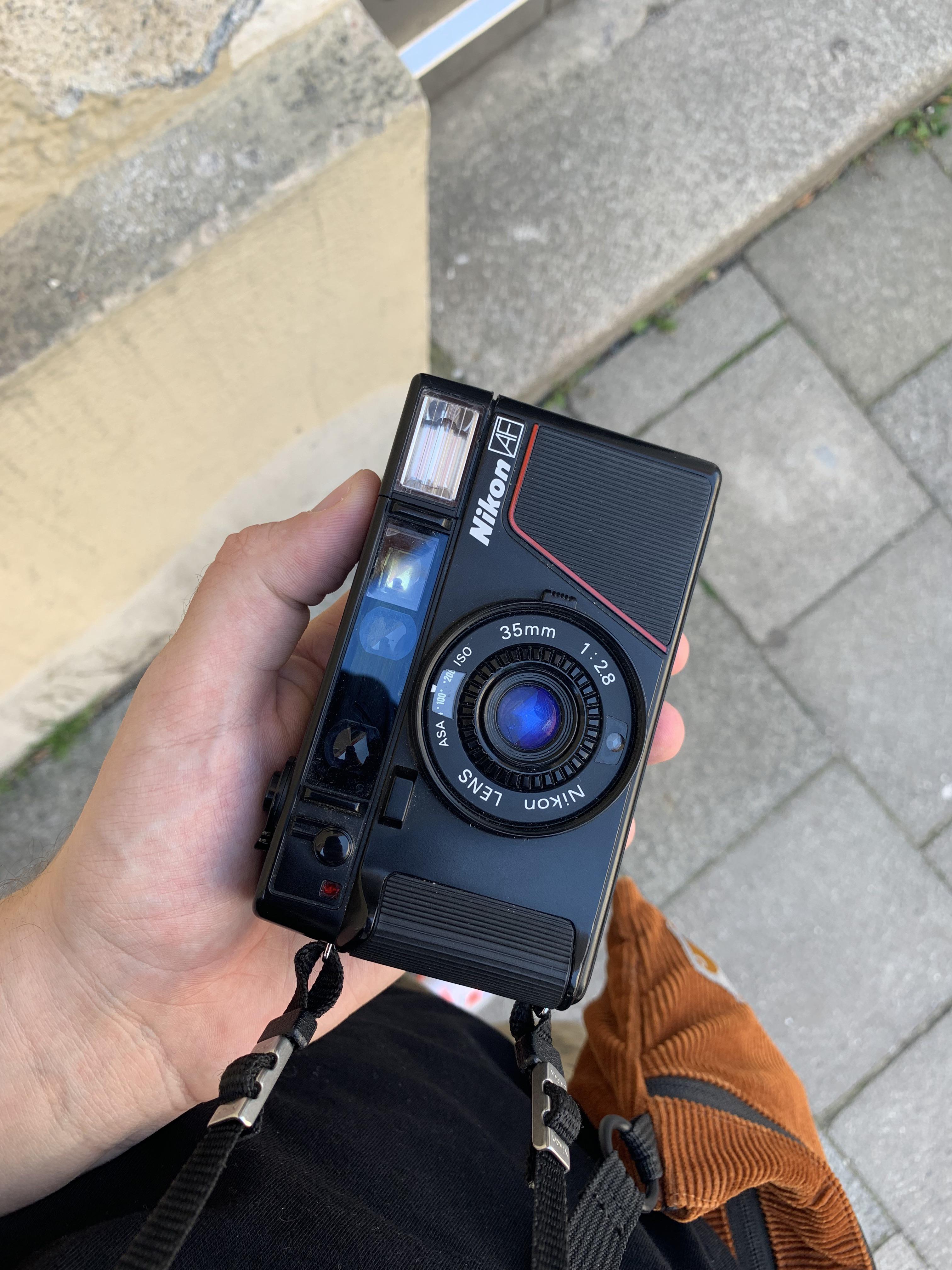 Nikon L35 AF フラッシュがしょっちゅう飛び出すんだよね : r