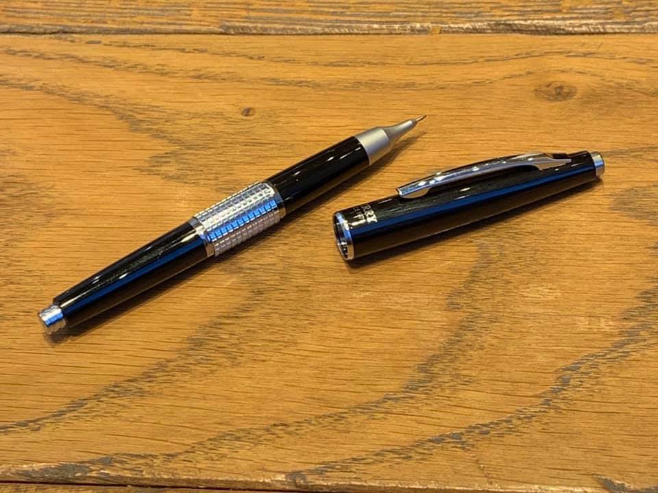 1971年発売のロングセラー。キャップ付シャープペンシル。「万年CIL