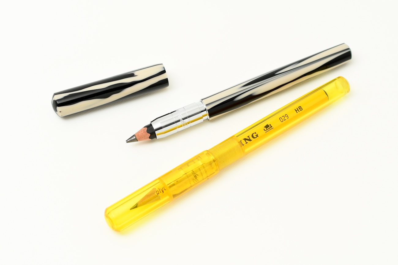 鉛筆に万年筆のふりをさせる補助具が長く愛される理由 登場から14年が