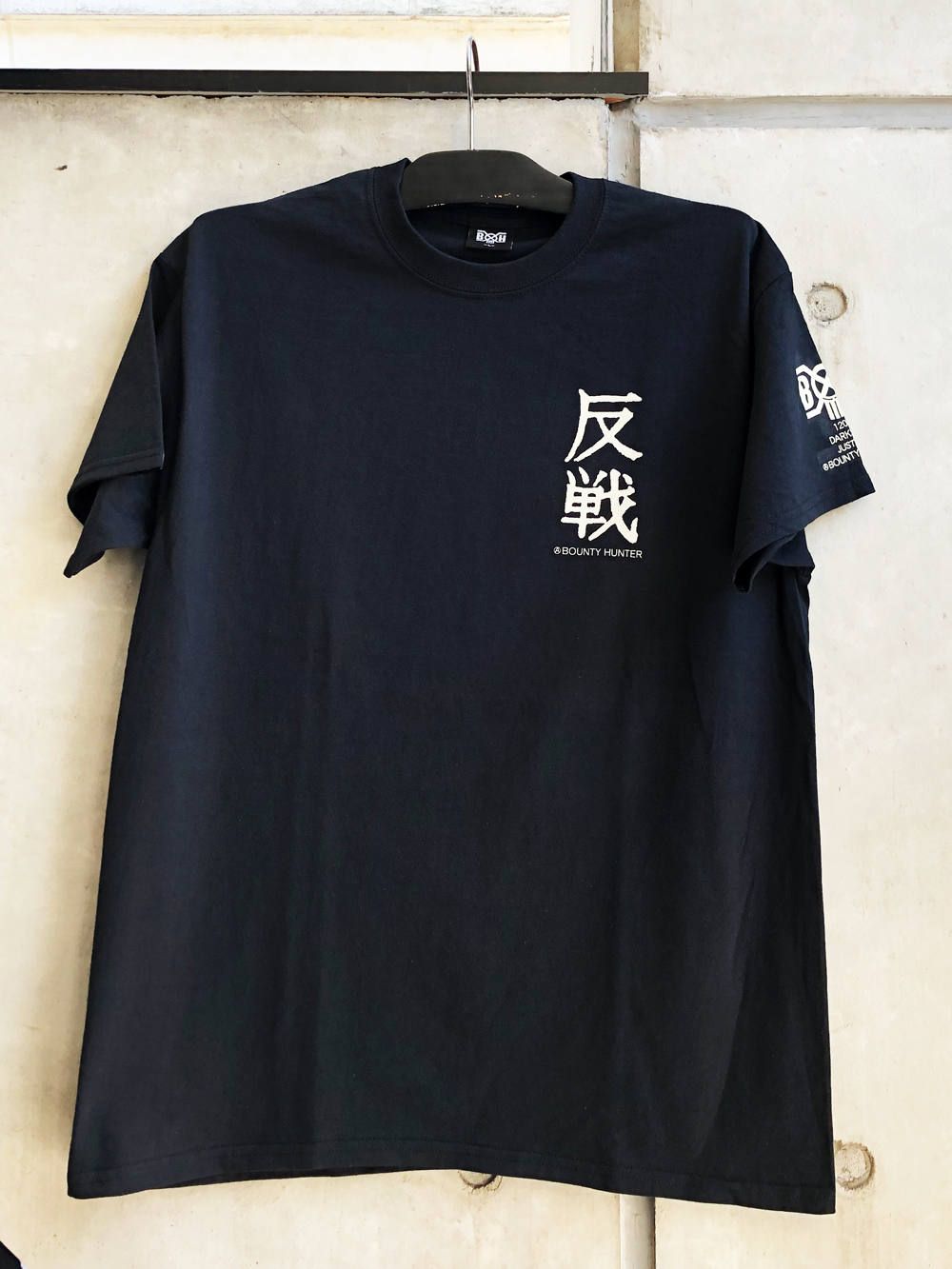BOUNTY HUNTER - 反戦TEE (BLACK) | SKANDA