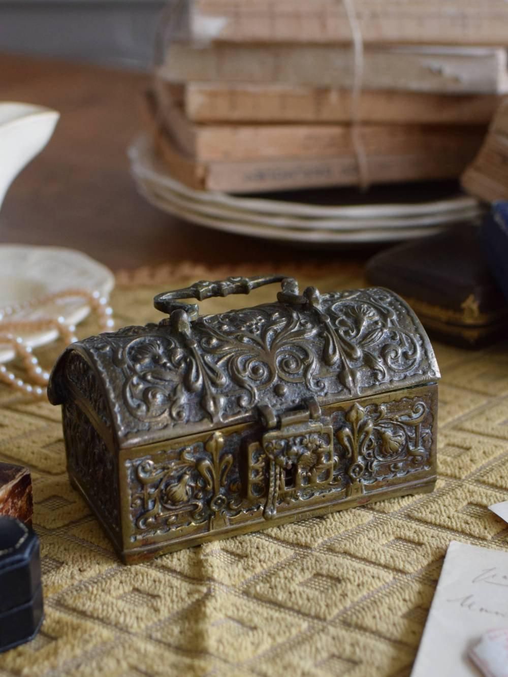 真鍮 イギリスアンティーク コールボックス 船の浮彫り装飾 収納