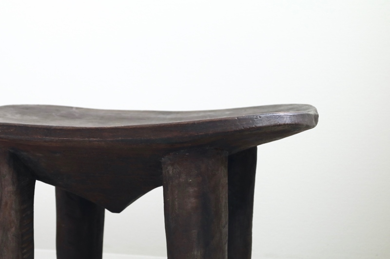 用の美」が息づく、アフリカ産まれのスツール | 暮らしとおしゃれの編集室