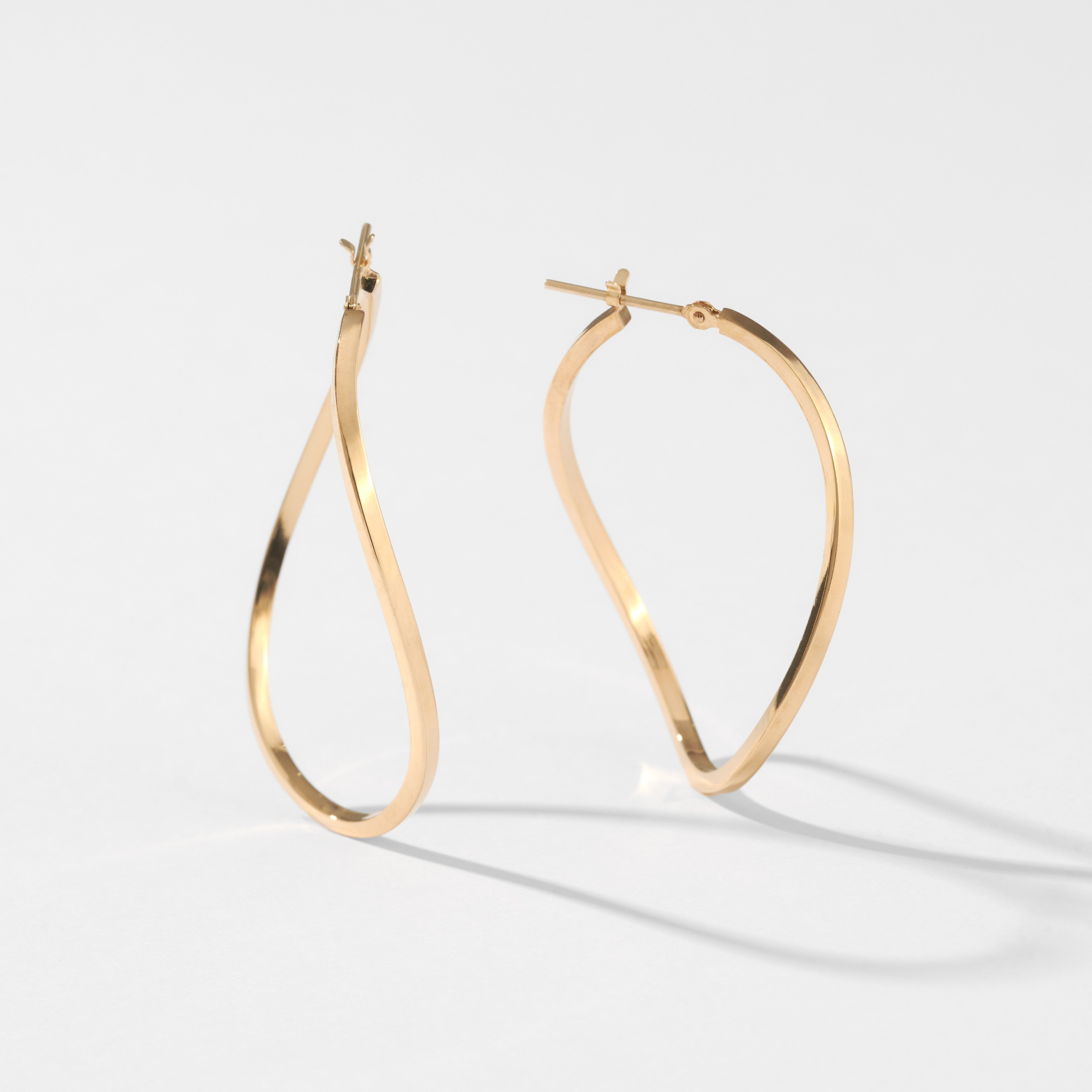 agete K10 YG ひねりオーバルフープピアス マット加工ピアス agete K10