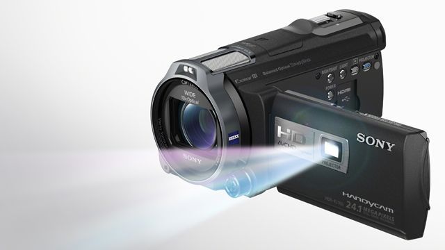 目から鱗！ プロジェクター付きのソニーのハンディカム | GQ JAPAN
