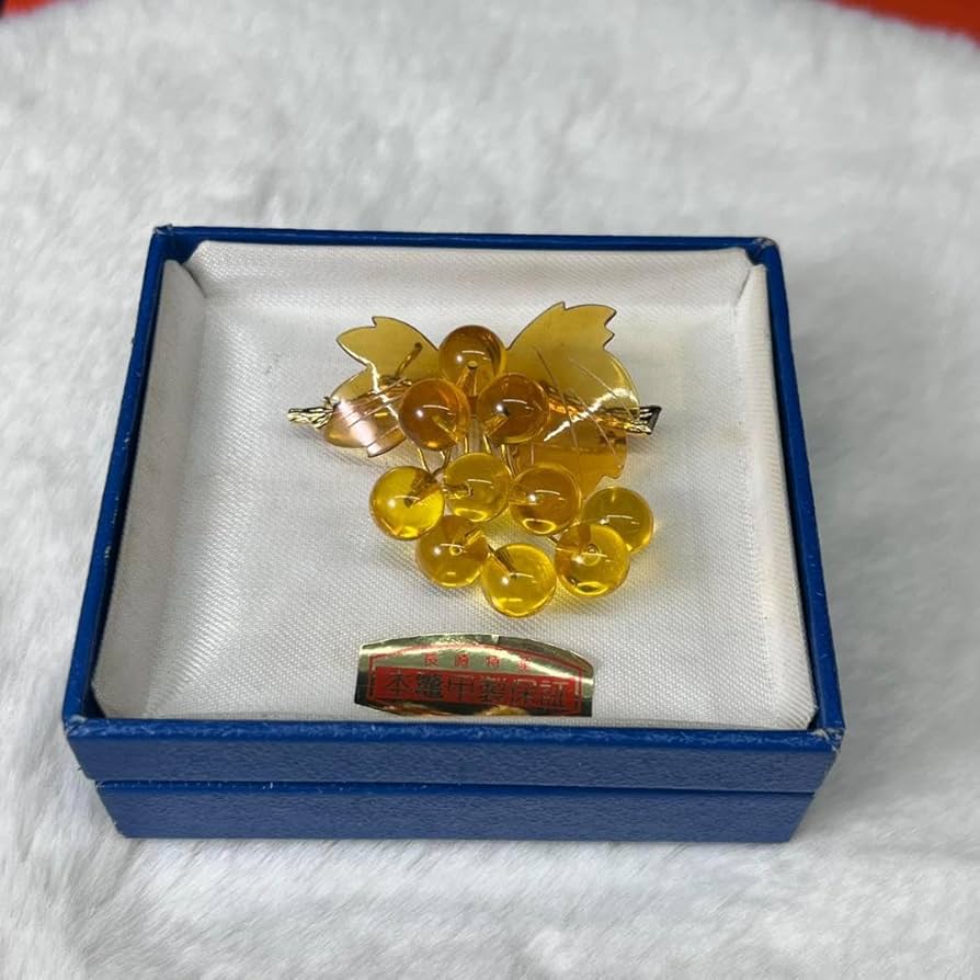 Amazon.co.jp: 本鼈甲 ブローチ 白べっ甲 白甲 ぶどう アクセサリー