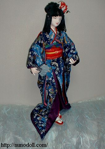 日本人形 青い縮緬の振袖