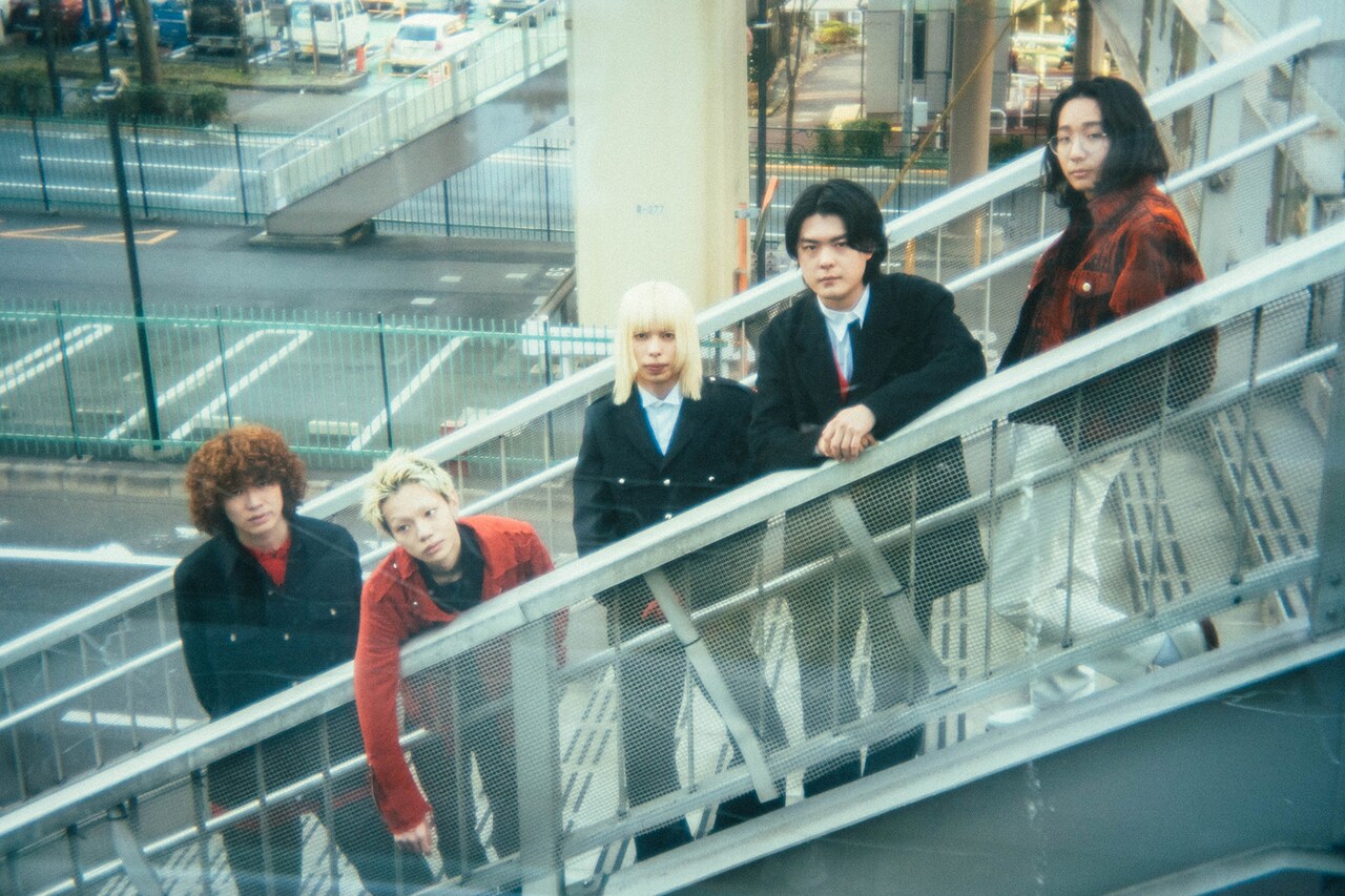 乃木坂46賀喜遥香1st写真集より新たな封入特典絵柄公開、紺色水着で