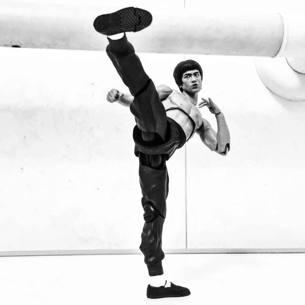 ブルース・リー キック像！！