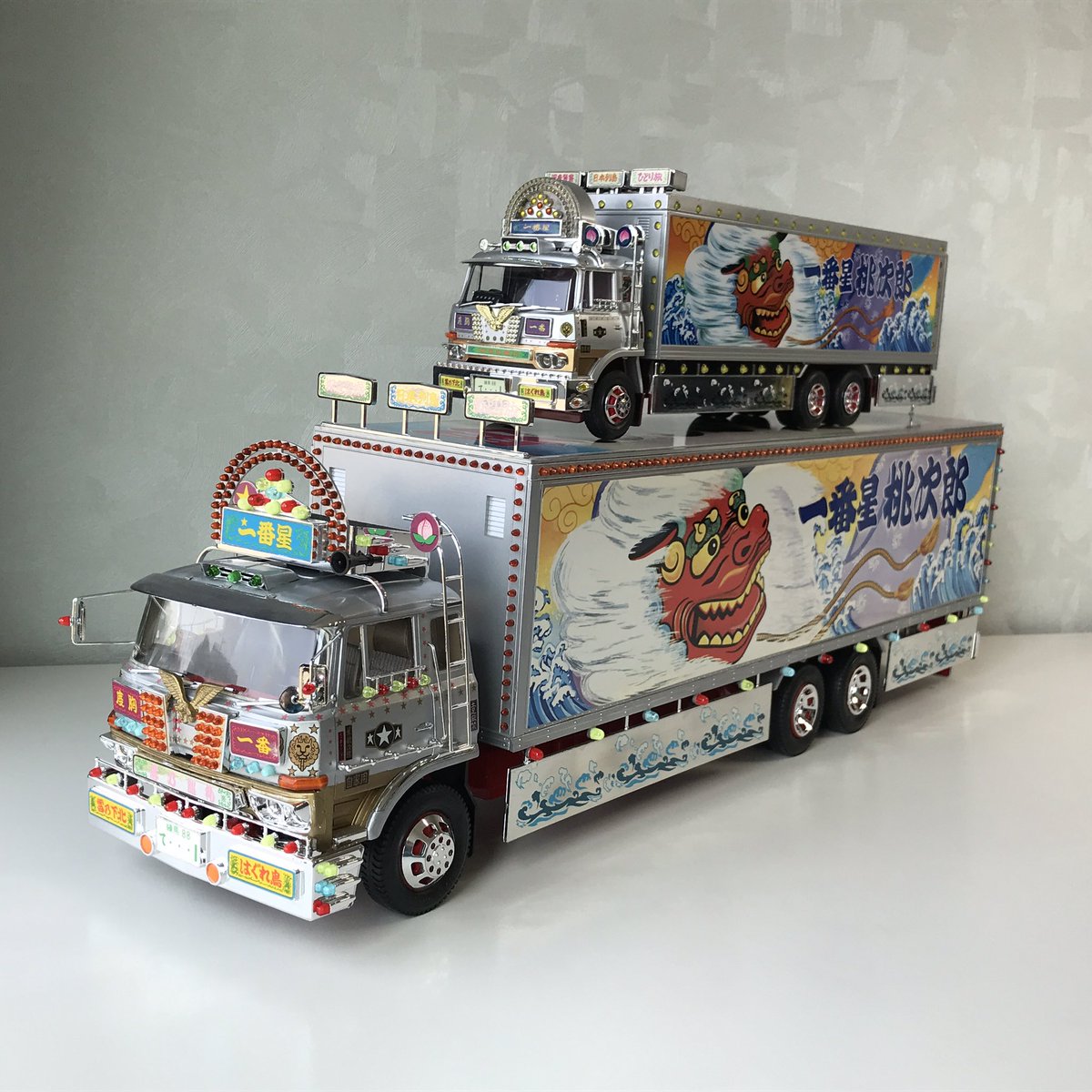 天下御免の親子ー。 アオシマスカイネットのラジコン1/32とバンダイ1