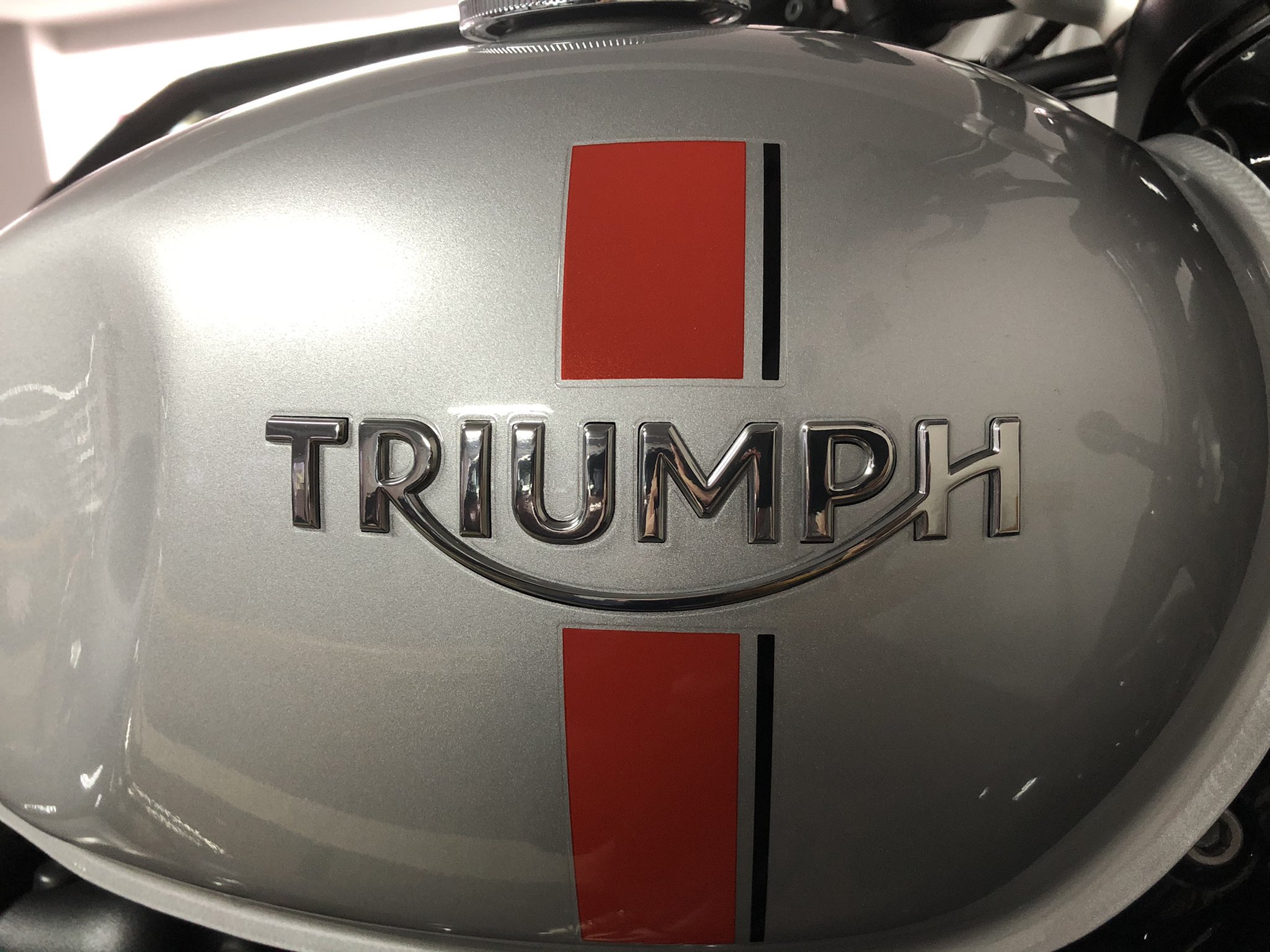 TRIUMPH 旧エンブレムとグリップセット TRIUMPH 旧エンブレムと