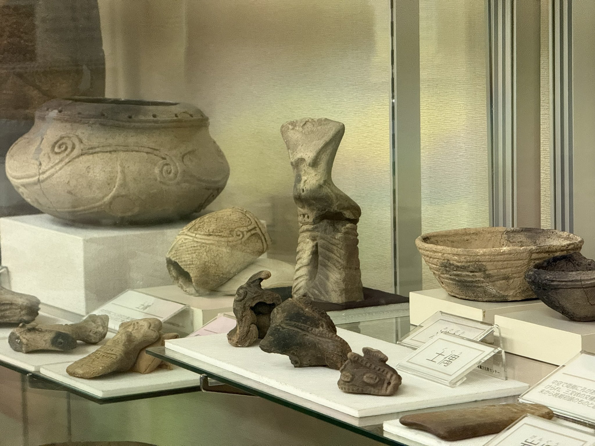 売ってない非売品。激レアの縄文土器上部のフチで穴が空い