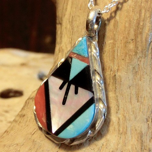 ズニ族：ティアドロップ型 マルチインレイ ペンダント - PINE☆FIELD