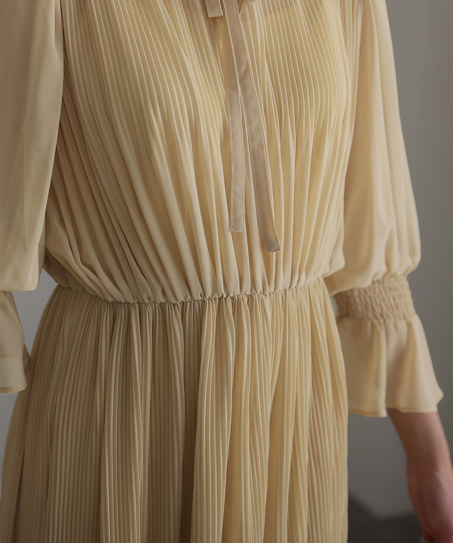 ショルダーレース切り替えシフォンプリーツワンピース