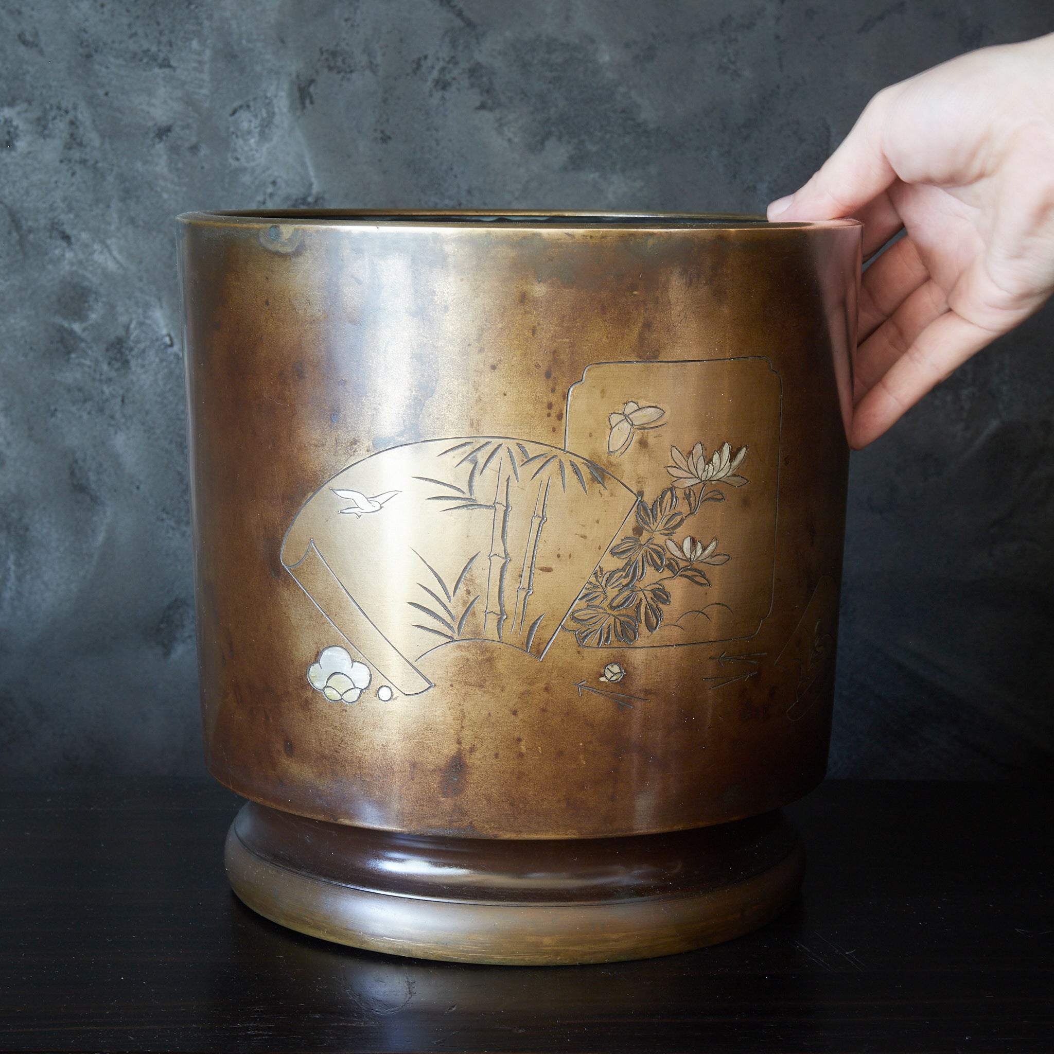 明治 線刻象嵌蝶花竹文銅火鉢 瓶掛（1868–1912CE） | 入蘆花（ロカニイル）