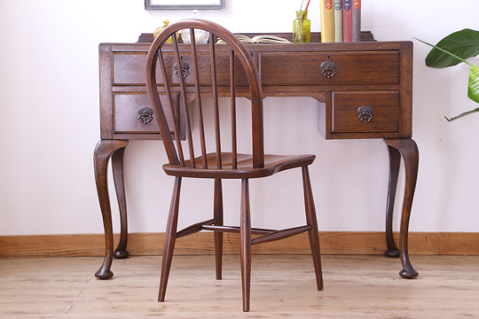 イギリスアンティークチェアとは？歴史の流れと椅子の様式別デザイン