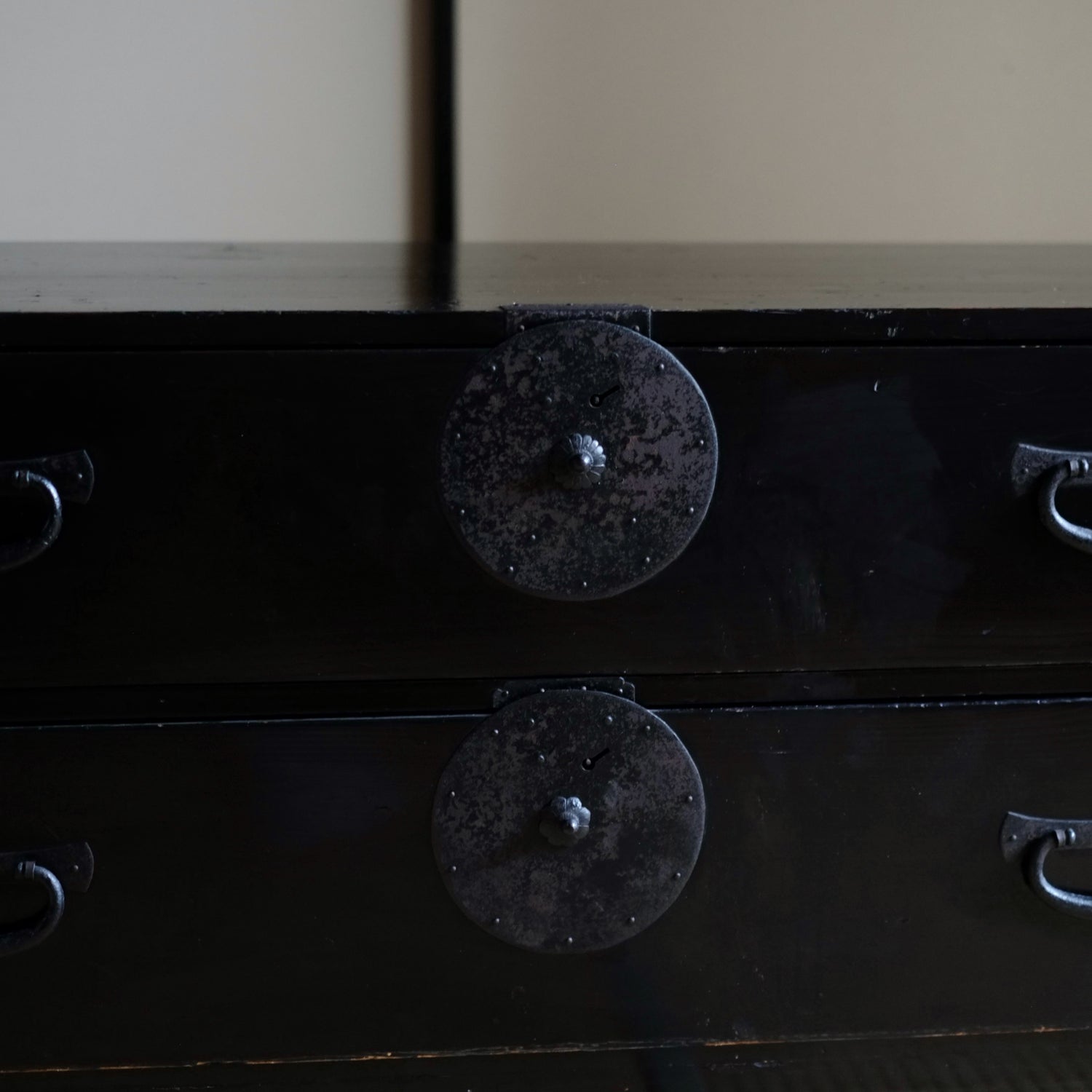 時代 総黒漆塗庄内箪笥 二段横長和箪笥 – 逢季荘