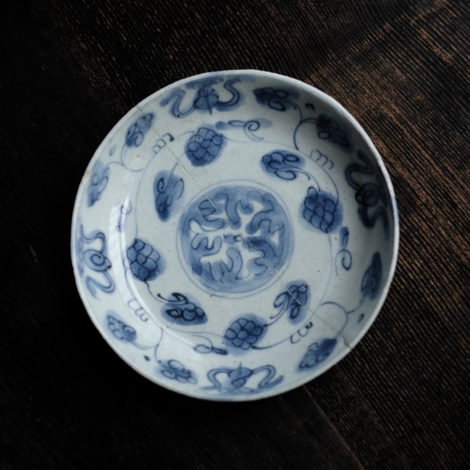 古染付 花唐草文 青花平皿(明朝末期) – 逢季荘