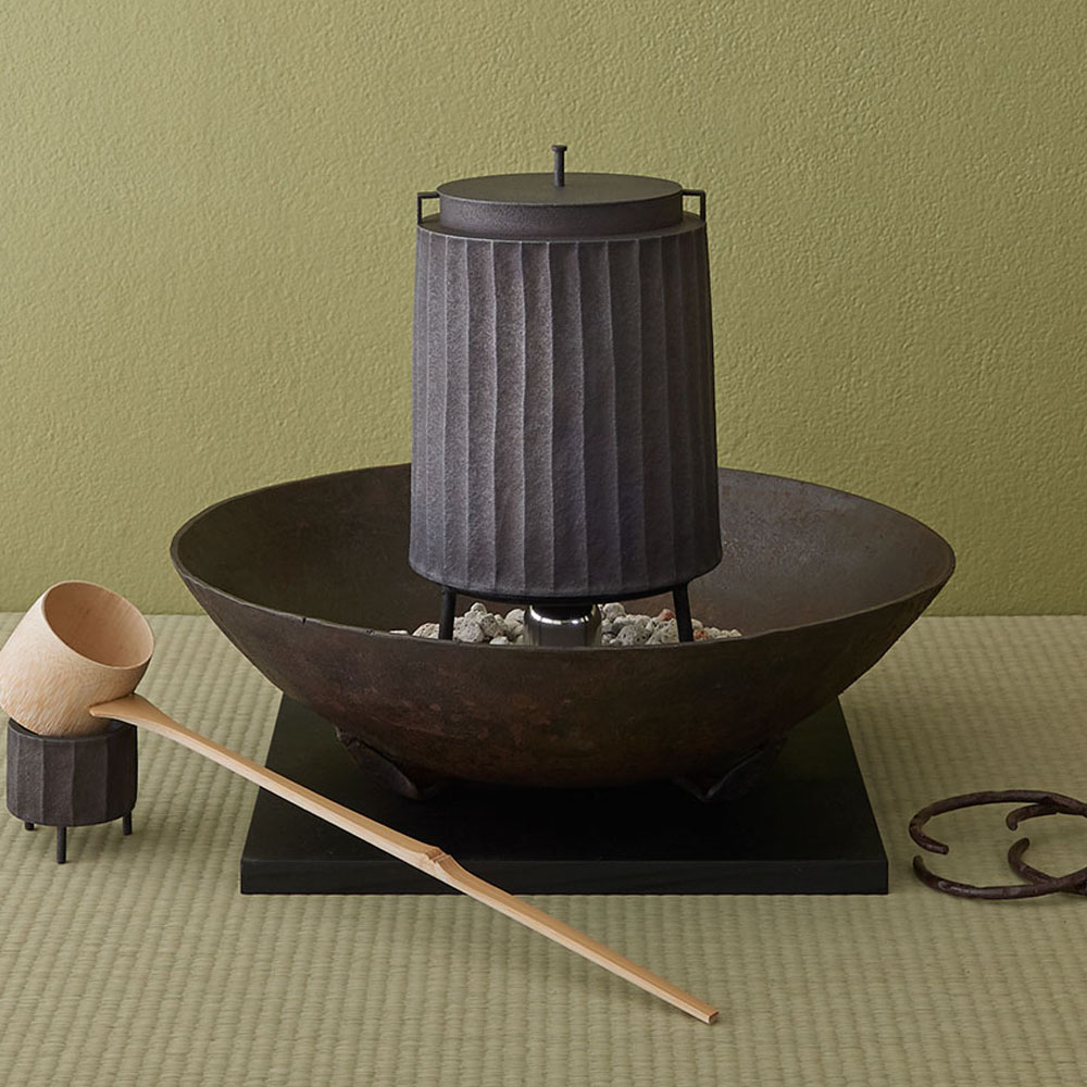 金子透さんの縦縞紋打出筒形釜×風炉: インテリア・ライフスタイル