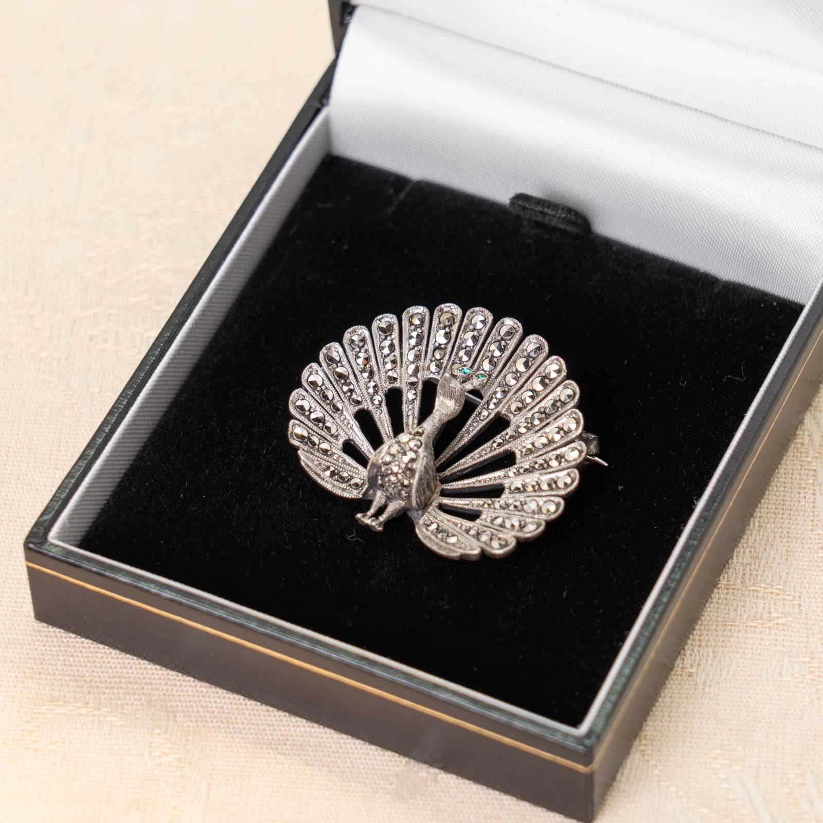 孔雀の大きく広げた羽根が煌めく スターリングシルバー マルカジット