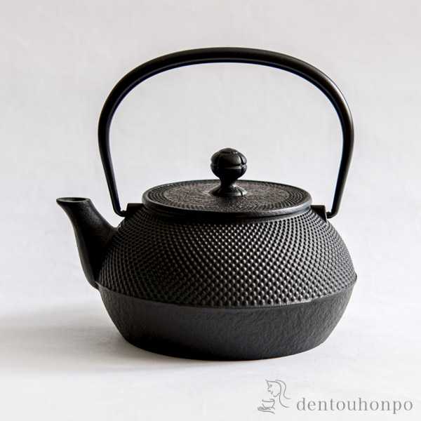 岩鋳（IWACHU） 鉄瓶 7型 特製アラレ紋 内面釜焼・外面黒焼付仕上げ IH