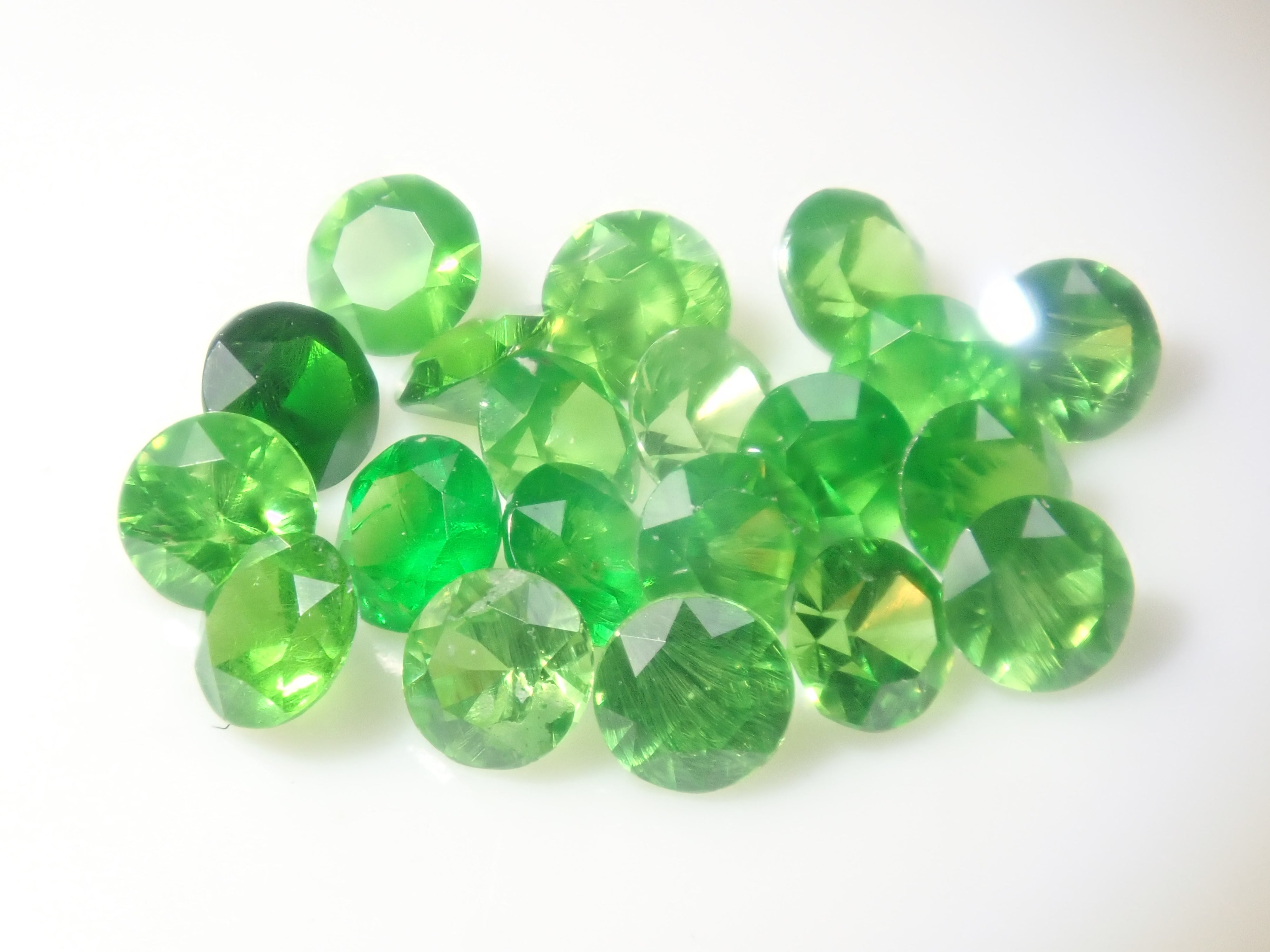 ロシア産デマントイドガーネット(ホーステールインクルージョン認む