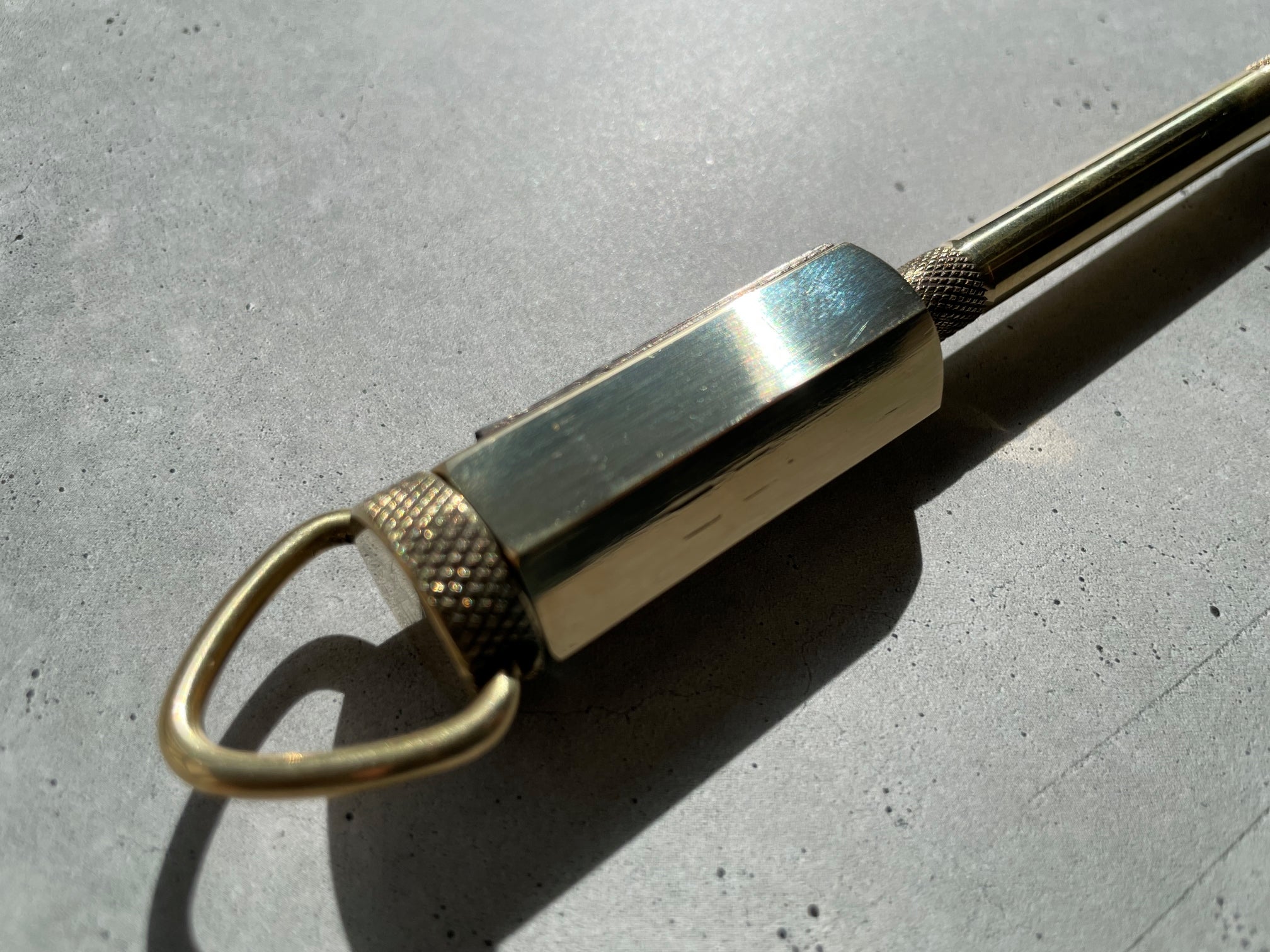 アンティークな輝きが宿る炎。職人が手掛けるこだわりの真鍮製オイル