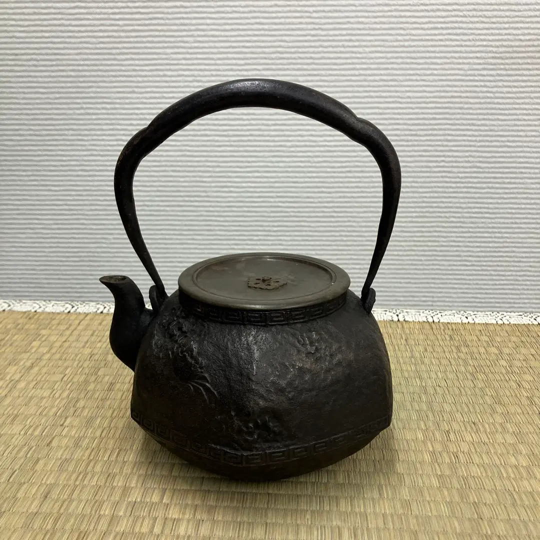 金龍堂造 高肉彫菊花文 鉄瓶 銀象嵌持手 蓋つまみ純銀