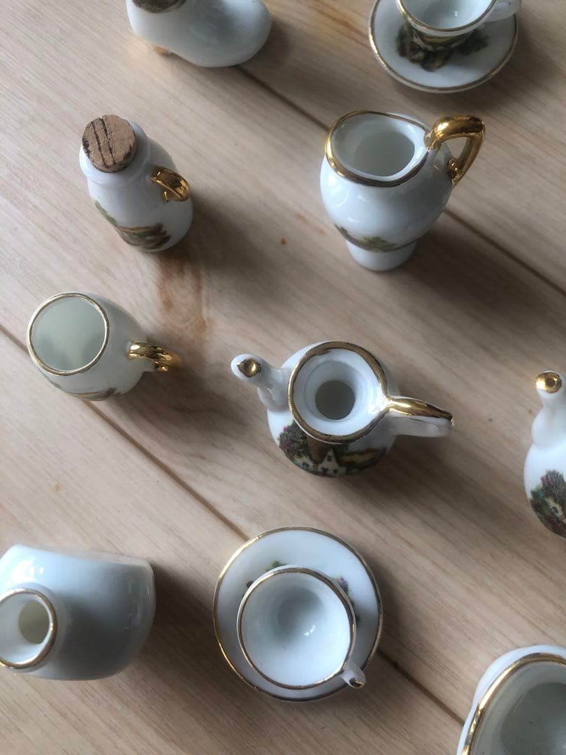 ミニチュアコレクション木製ケース付き、陶器セット 壁掛け、置き