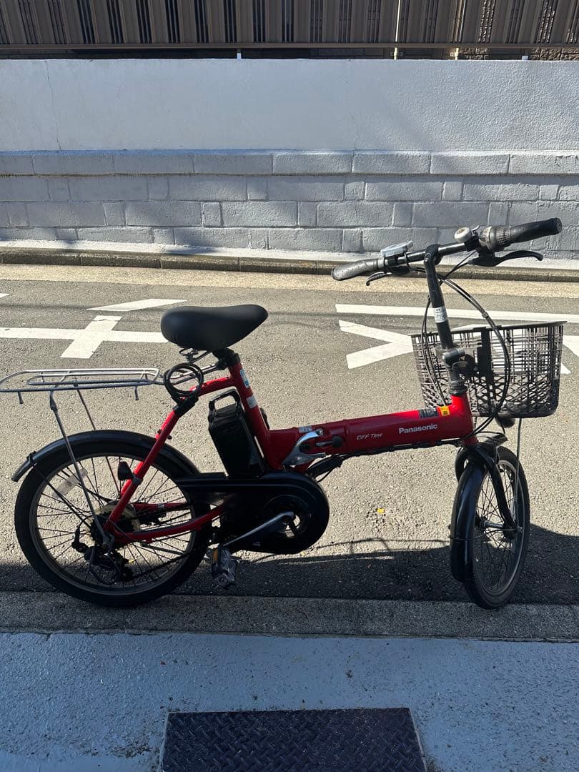 赤い電動アシスト自転車 前部バスケット付き