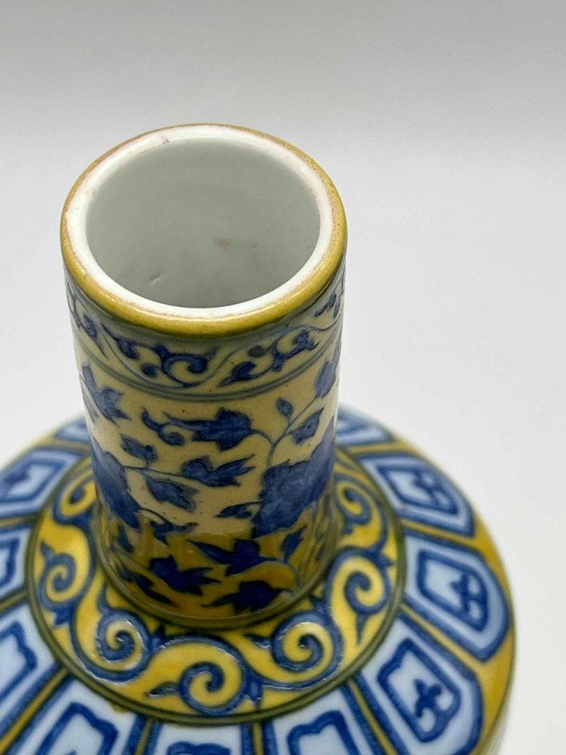 清乾隆時代 【大清乾隆年製】在銘 黄釉染付四季花草