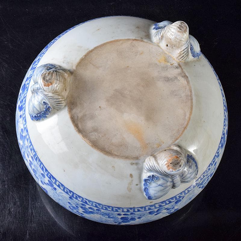 瀬戸焼　古瀬戸　染付　花文　蝶三足　大火鉢　大香炉　M　R8176B