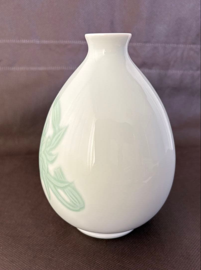 t*y様 『人間国宝 井上萬二』本人作 白磁緑釉百合彫