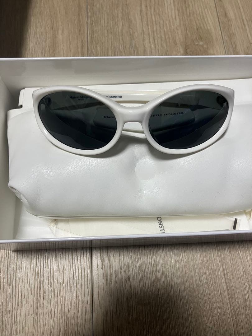 黄色の花梨.馬の手が届くと思います。マホガニーの置物ができます