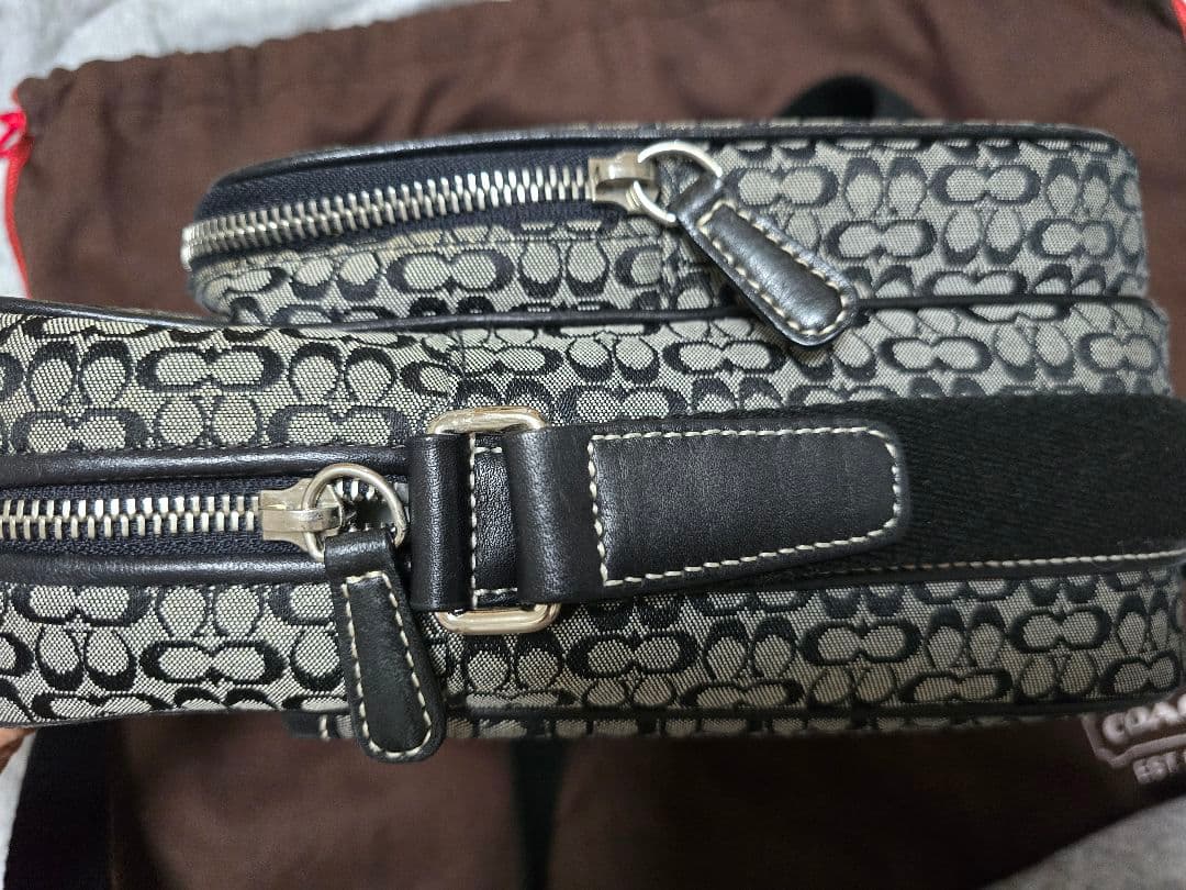 コーチ ミニシグネチャー 斜め掛け可 ショルダーバッグ ブラック グレー
