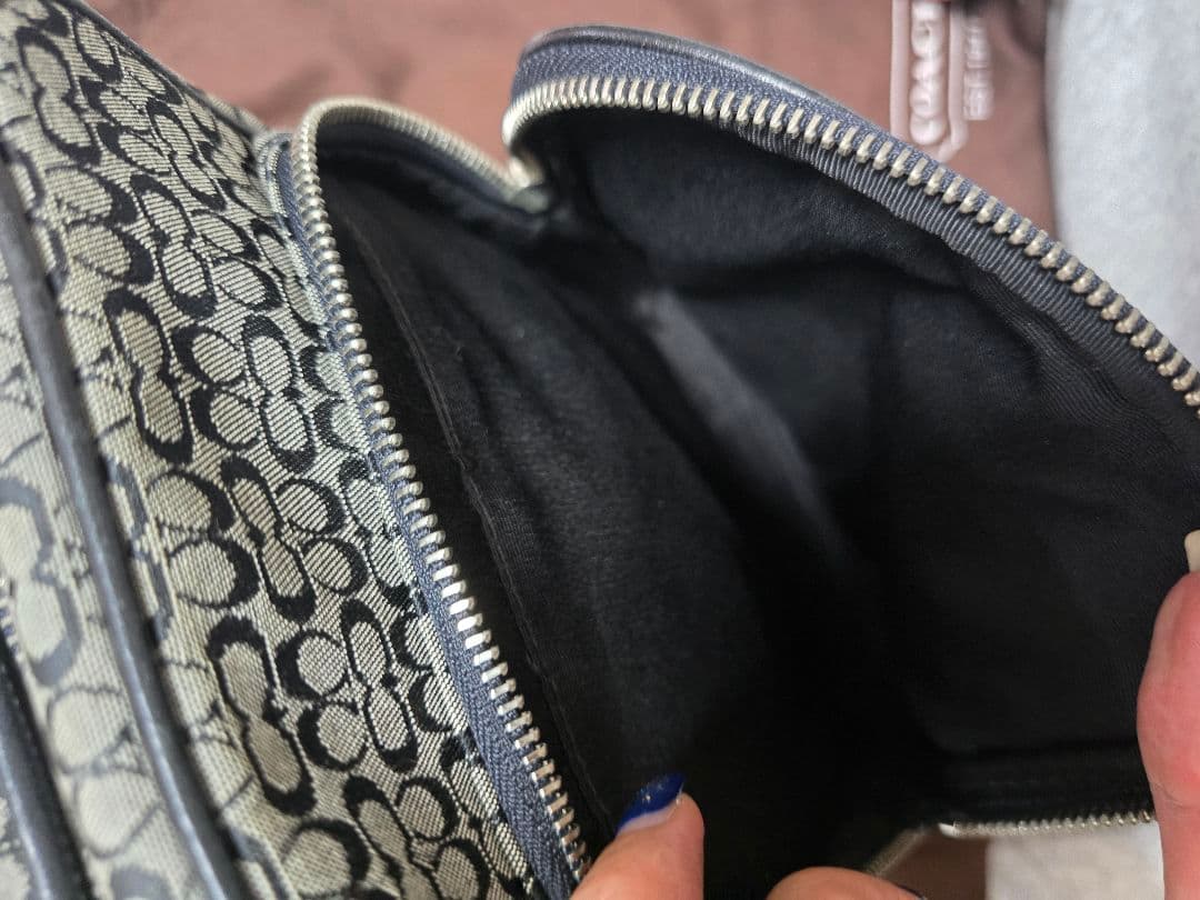 コーチ ミニシグネチャー 斜め掛け可 ショルダーバッグ ブラック グレー