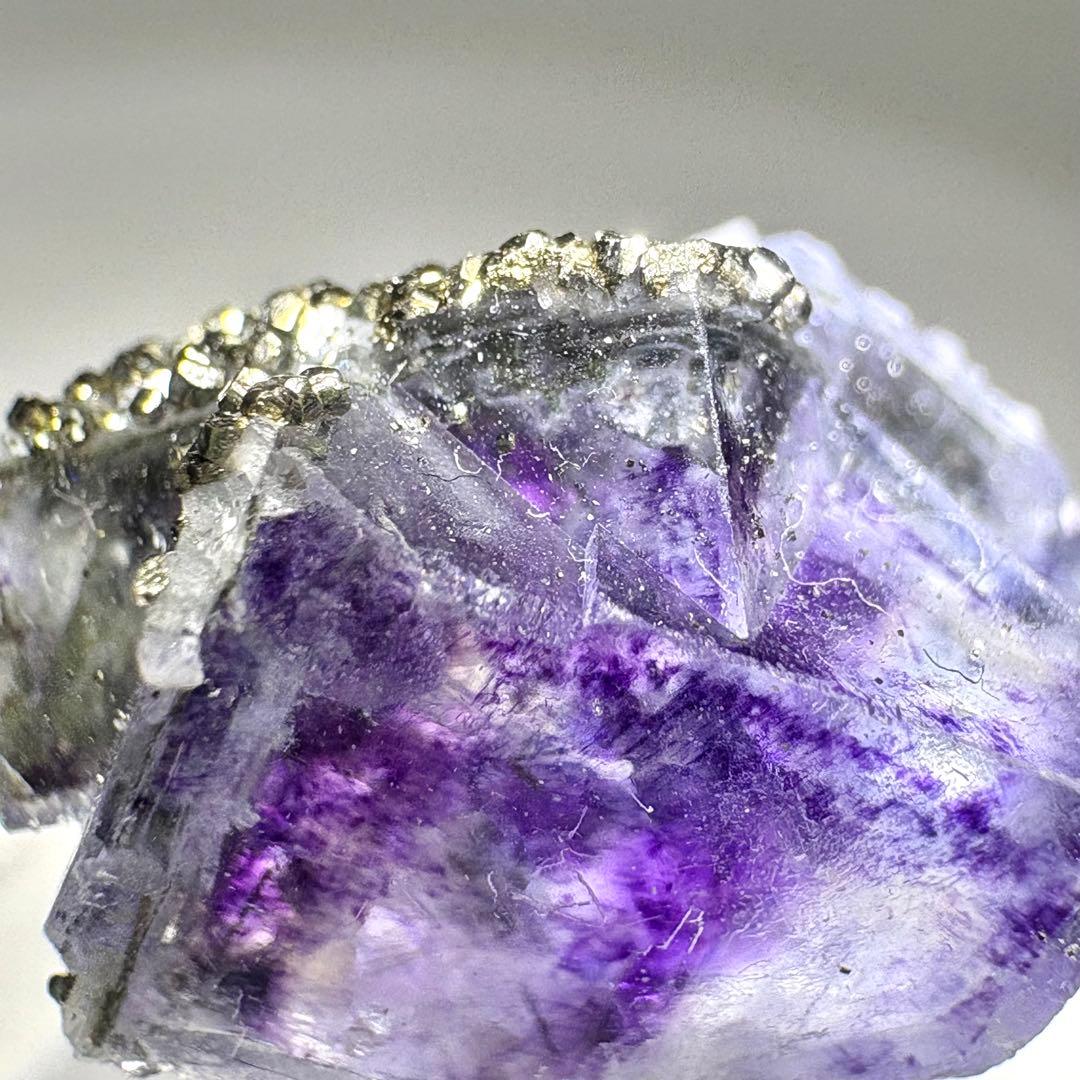 433 中国 ヤオガンシャン産 フローライト&パイライト - メルカリ