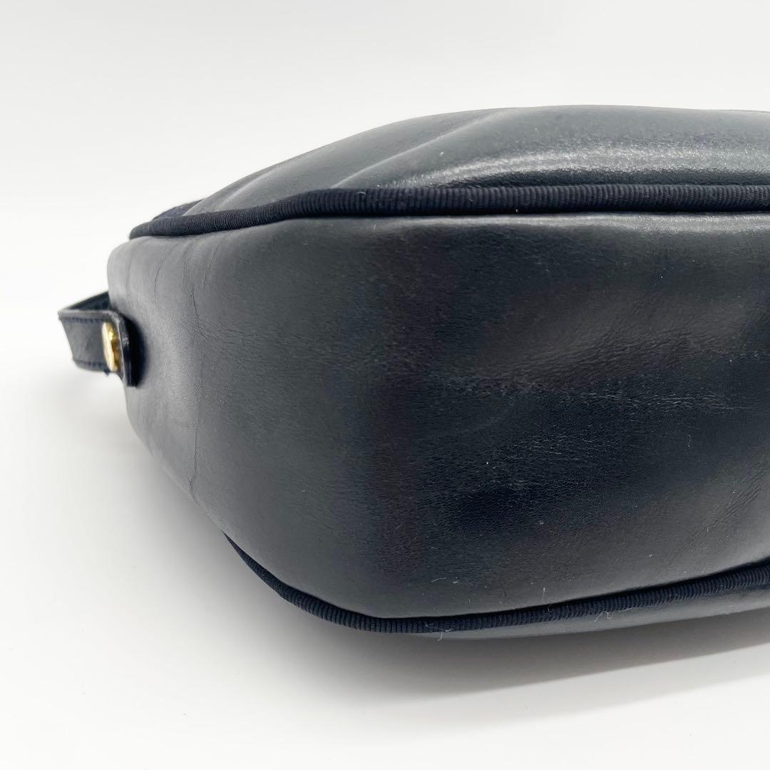 サルバトーレフェラガモ　ヴァラリボン　ショルダーバッグ　レザー　ネイビー