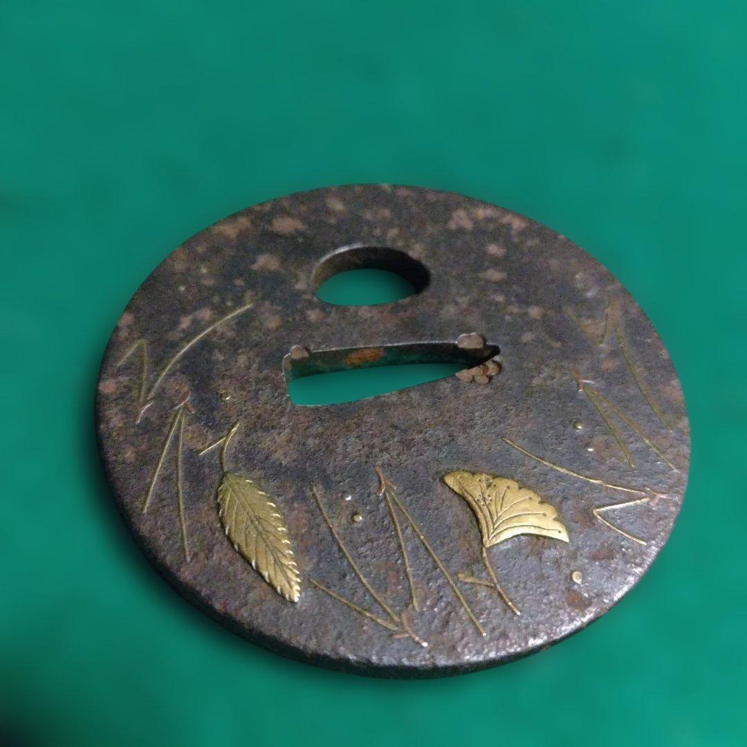 鉄製鍔 金の葉模様 象嵌