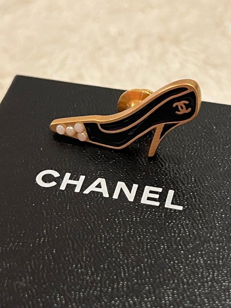 CHANEL シャネル　ハイヒール　ピンブローチ　　ゴールドブラック CHANEL シャネル ハイヒール ピンブローチ ゴールドブラック CHANEL