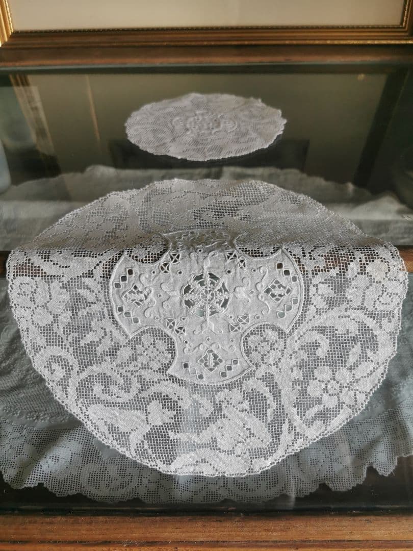 アンティークイタリア 女神と犬のフィレレース レティセラプント刺繍