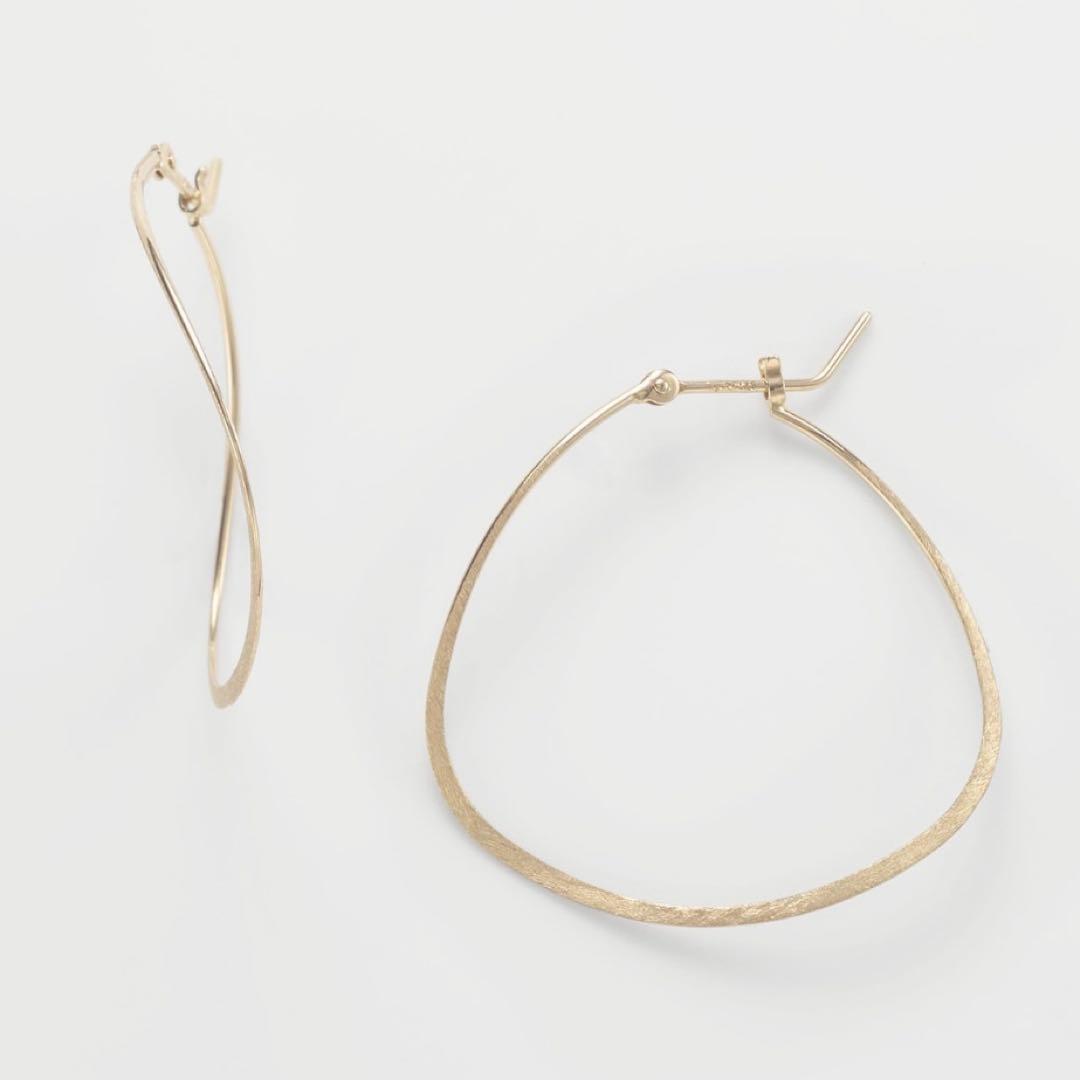 agete K10 YG ひねりオーバルフープピアス マット加工ピアス agete