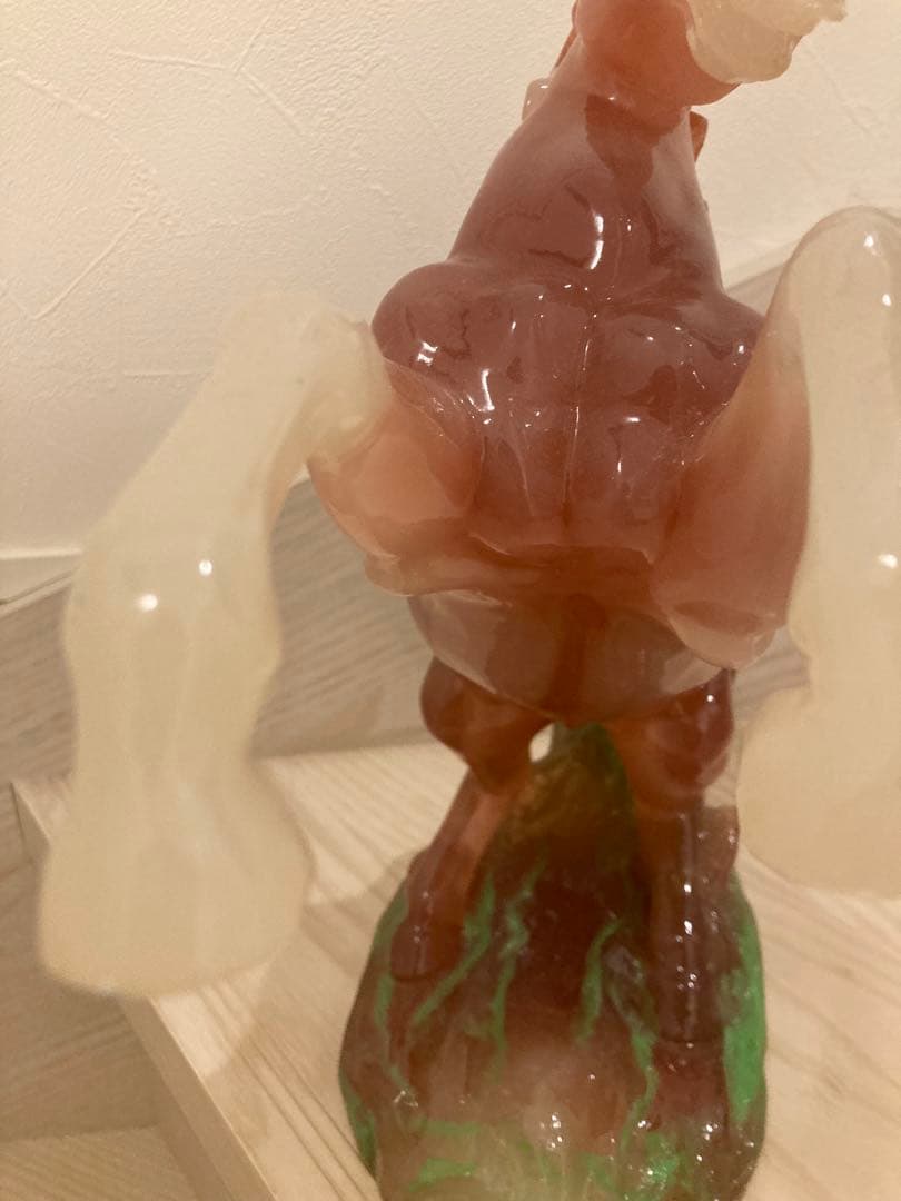 希少 馬の彫刻 赤と緑のグラデーション