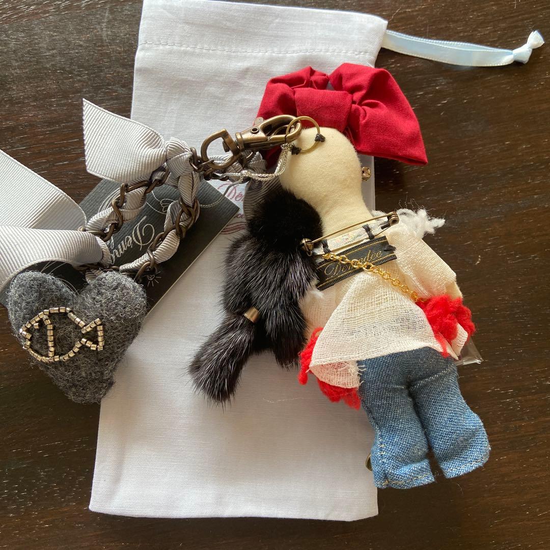 ひまわり様　demodeeチャーム　赤いリボンの 子　黒猫ちゃん付