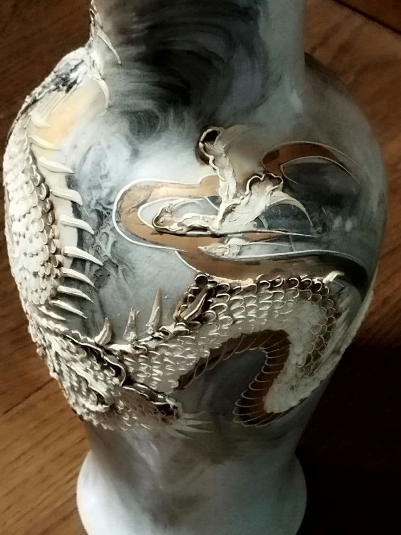 白磁器の花瓶です山水画の上に盛り上がった 立体画の龍ドラゴン