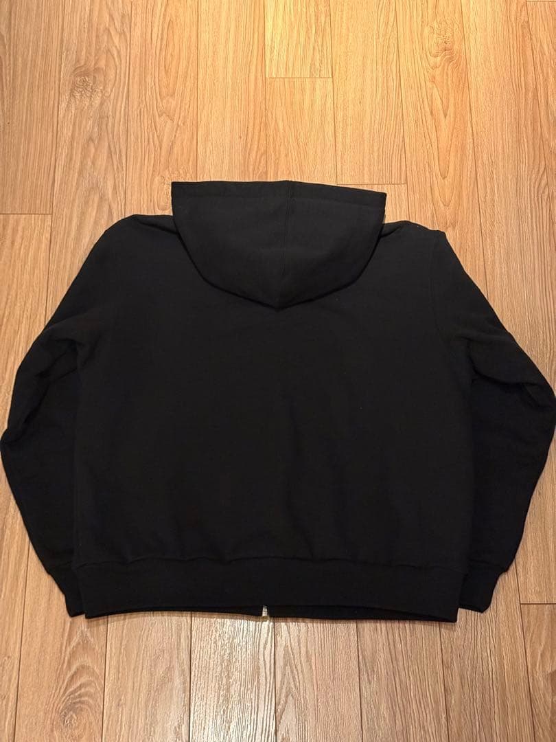 黒M ゴ入りパーカです