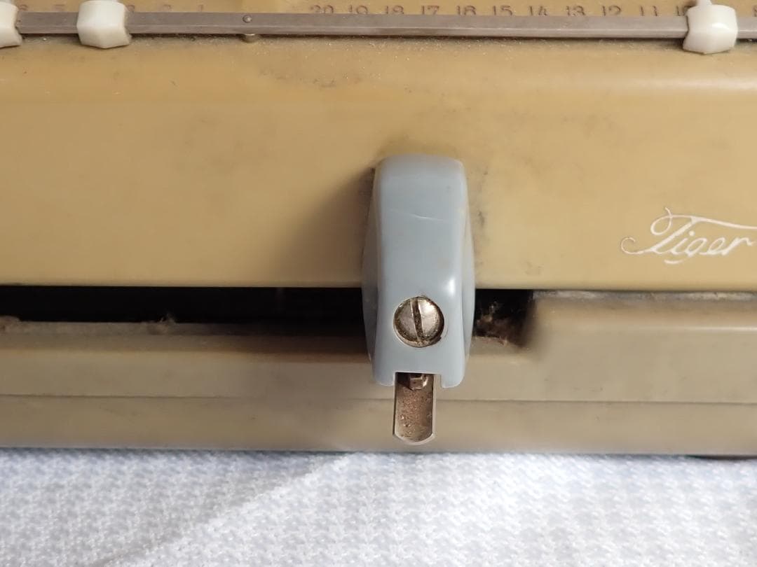 昭和レトロな手回し計算機 インテリアとしておすすめです。送料込