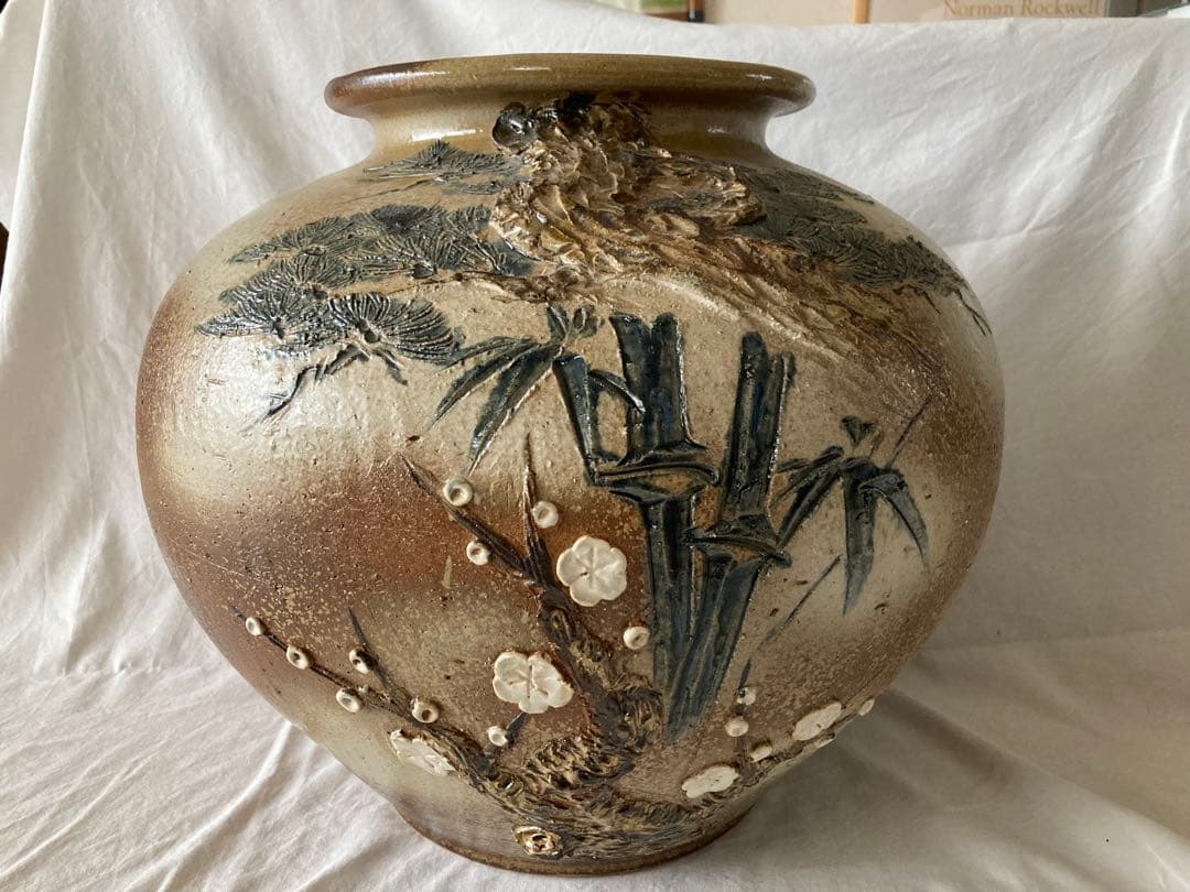 サイトウ様専用 春山作 大壺 竹と梅の模様の陶器の壺